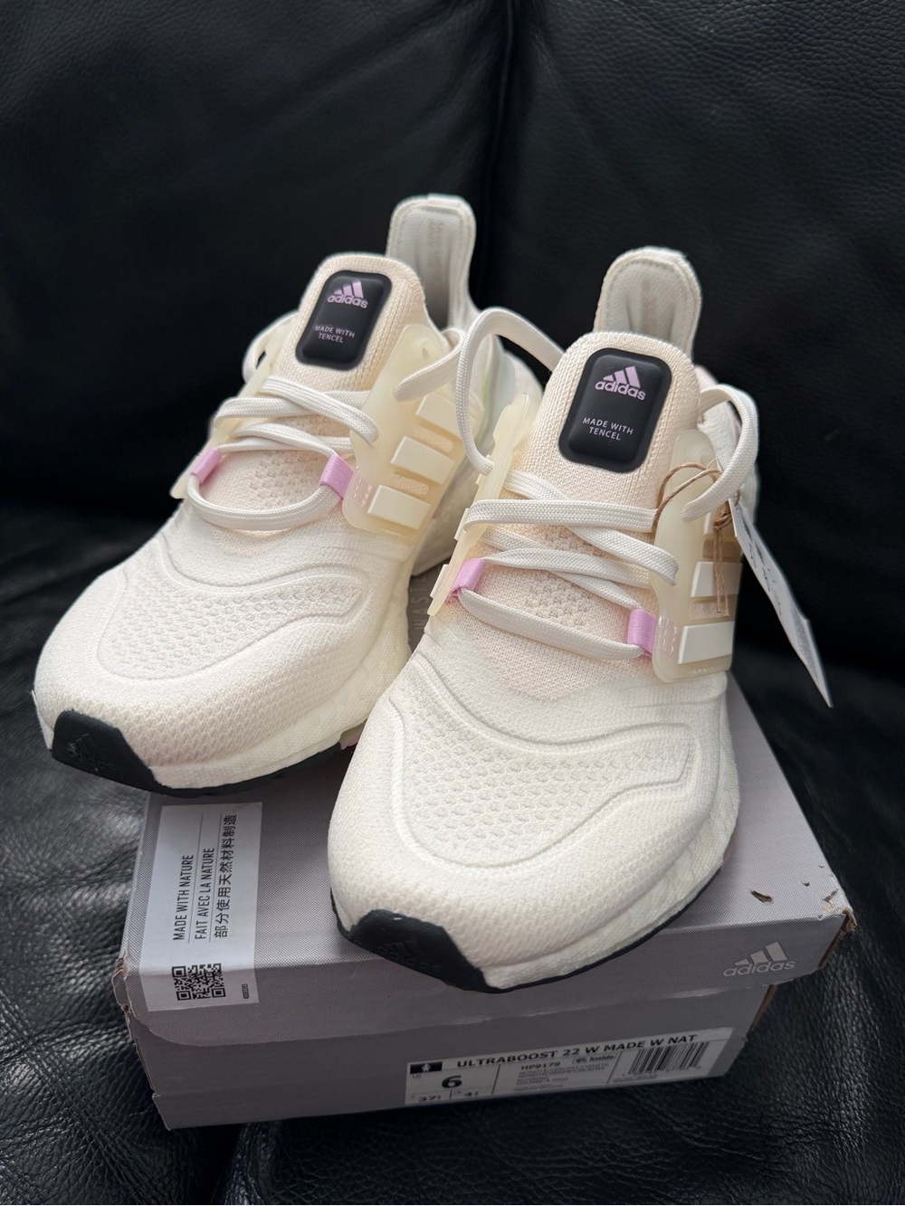 adidas Ultraboost 22 W Box Label in White and Black